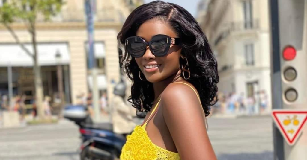 Découvrez les superbes photos de Salma en robe jaune éclatante...