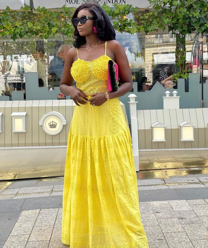 Découvrez les superbes photos de Salma en robe jaune éclatante...