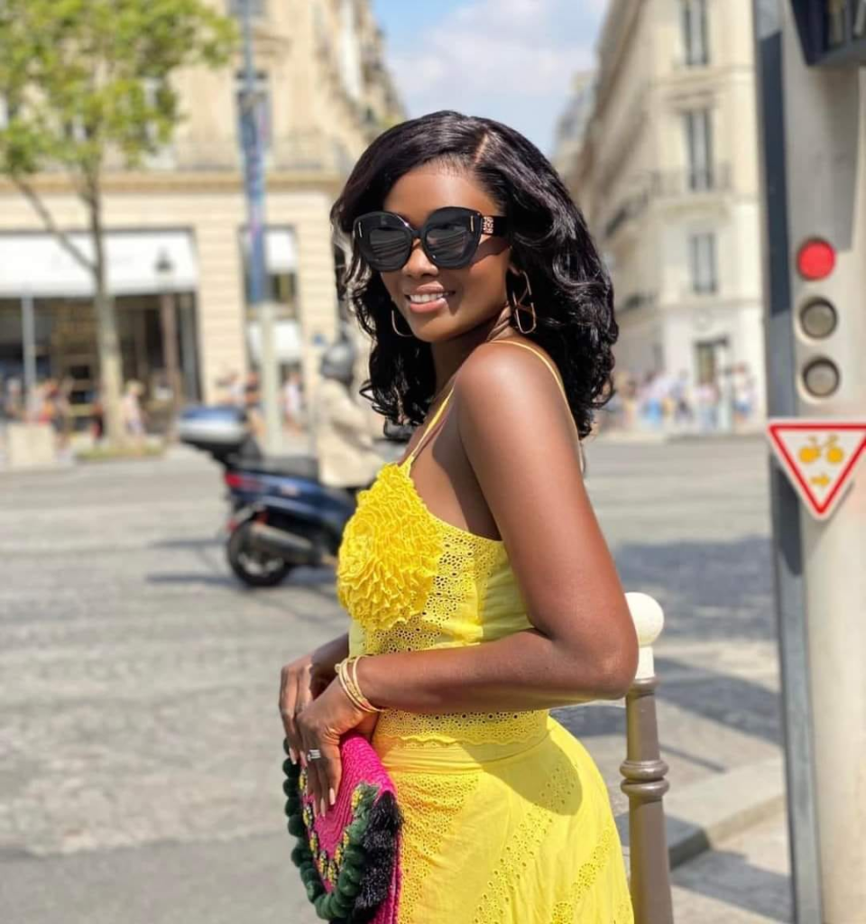 Découvrez les superbes photos de Salma en robe jaune éclatante...