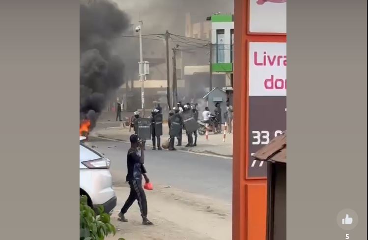 Tensions à Ouakam : Forces de l’ordre et jeunes en confrontation pour des terrains attribués aux Lions de la CAN (Vidéo)