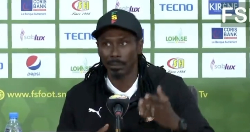 Aliou Cissé, très agacé par la question d’un journaliste, laisse échapper un gros mot. Regardez