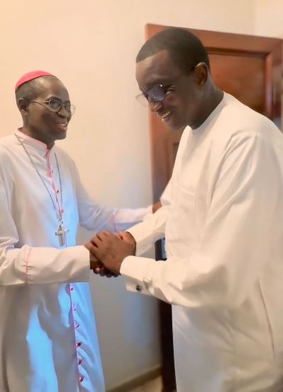 Visite de l’ancien premier ministre Amadou BA chez l’Archevêque de Dakar Monseigneur Benjamin Ndiaye (Images)