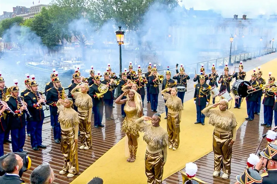 Cérémonie d’ouverture des JO : Le pont des Arts surnommé « Pont Aya Nakamura »