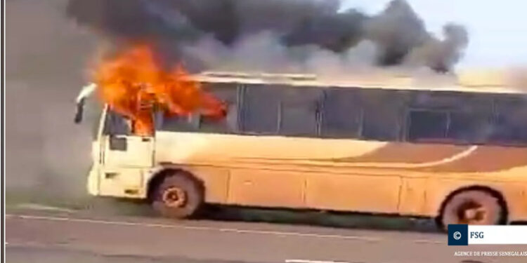 Liaison Kédougou-Salémata : Un bus de Sénégal Dem Dikk a pris feu…