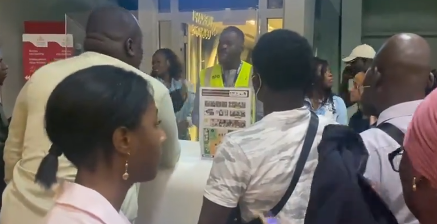 Retard de vol, des passagers frustrés à l’AIBD: « Appelez vos responsables » (vidéo)