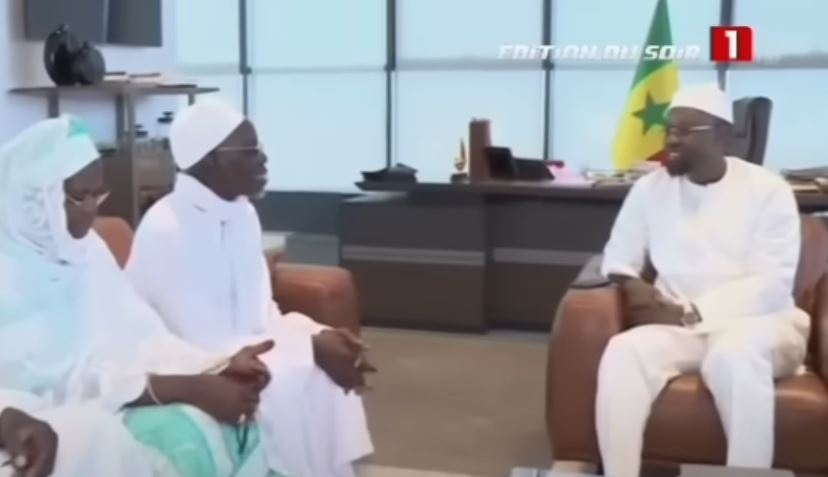 Retrouvailles entre Ousmane Sonko et son professeur qui avait sauvé sa scolarité… (Vidéo)