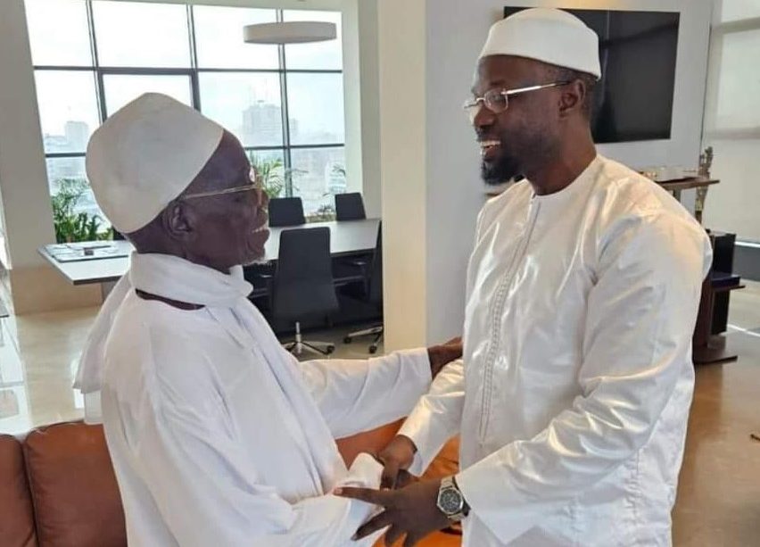 (Vidéo) Ousmane Sonko retrouve enfin Diamé Sène, l’enseignant qui a sauvé sa scolarité