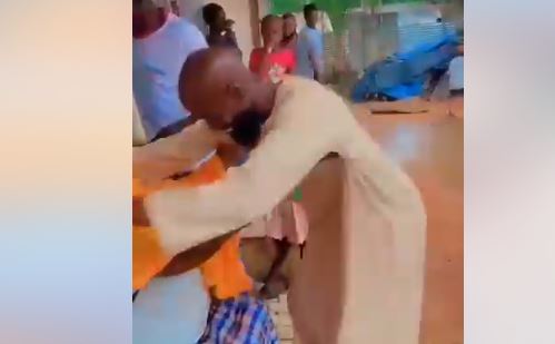 Oumar Ampoye Bodian dans les bras de sa mère après 6 ans en prison : Une étreinte émouvante (vidéo)