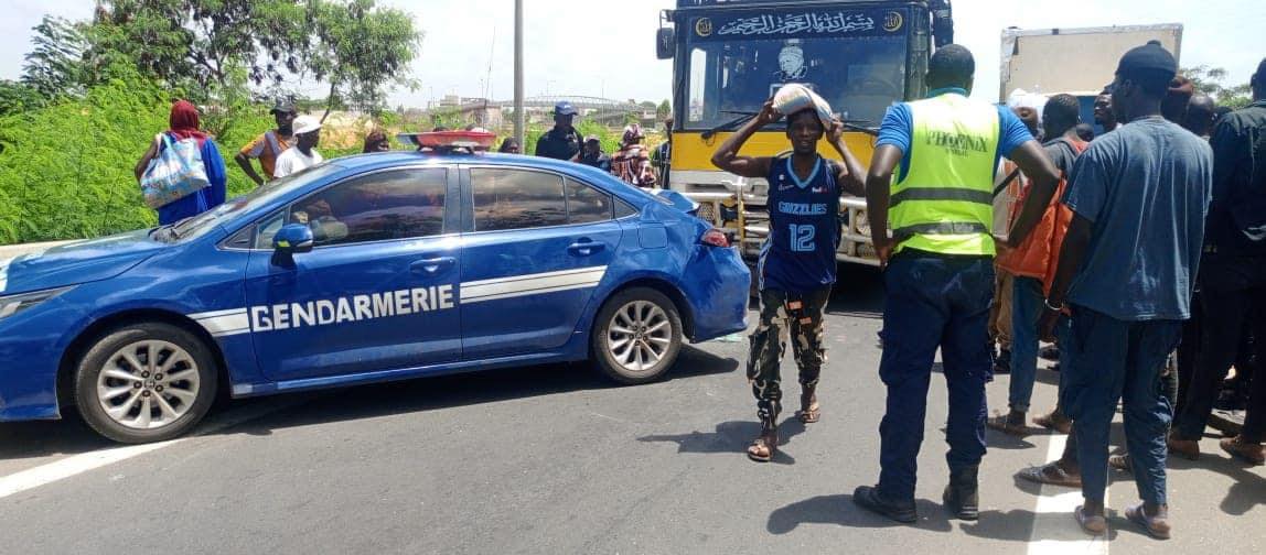 Accident à Thiaroye : un bus heurte un véhicule de gendarmerie