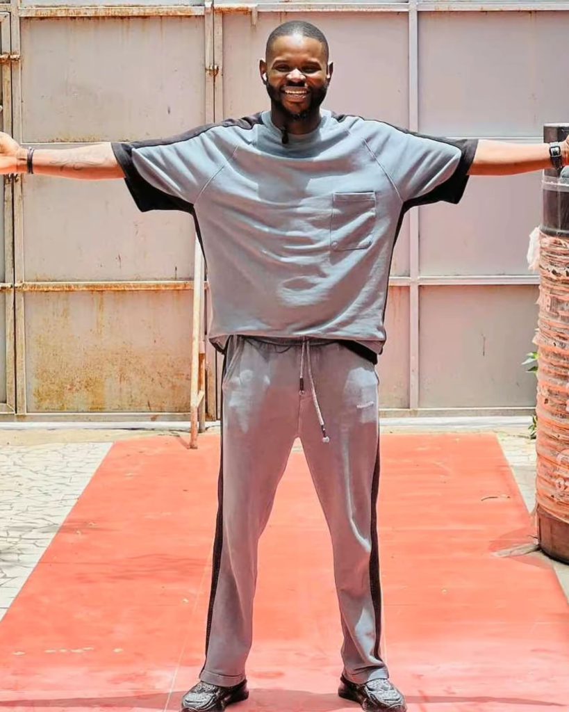 (6) Photos : Pape Cheikh Diallo éblouit ses followers en gris-noir... Découvrez les images !