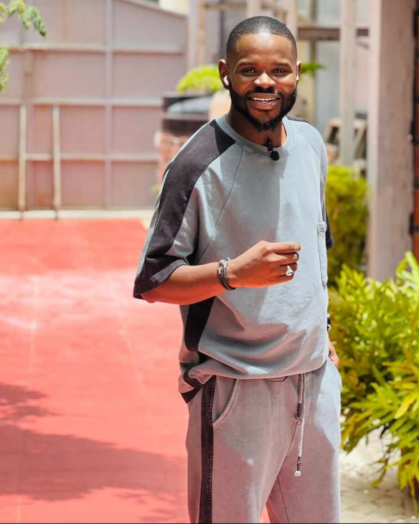 (6) Photos : Pape Cheikh Diallo éblouit ses followers en gris-noir... Découvrez les images !