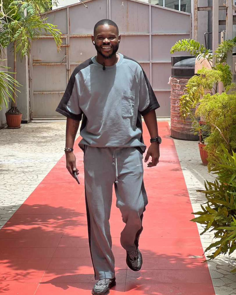 (6) Photos : Pape Cheikh Diallo éblouit ses followers en gris-noir... Découvrez les images !