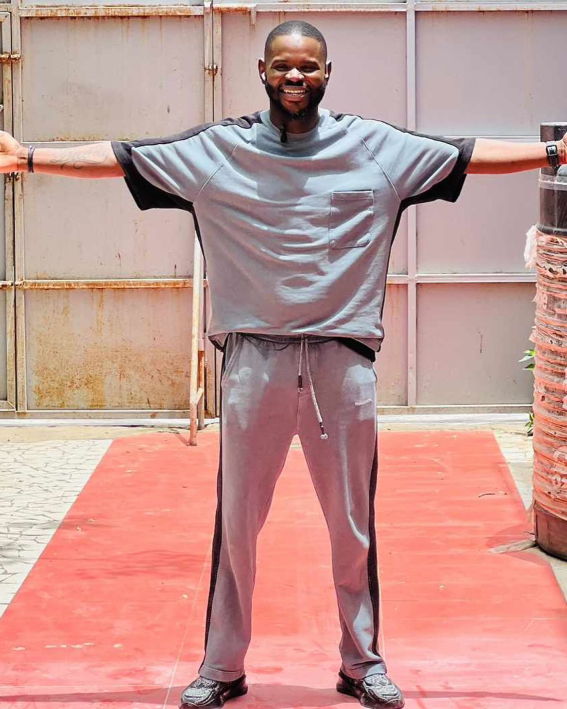 (6) Photos : Pape Cheikh Diallo éblouit ses followers en gris-noir... Découvrez les images !