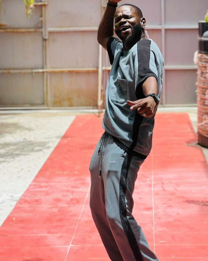 (6) Photos : Pape Cheikh Diallo éblouit ses followers en gris-noir... Découvrez les images !
