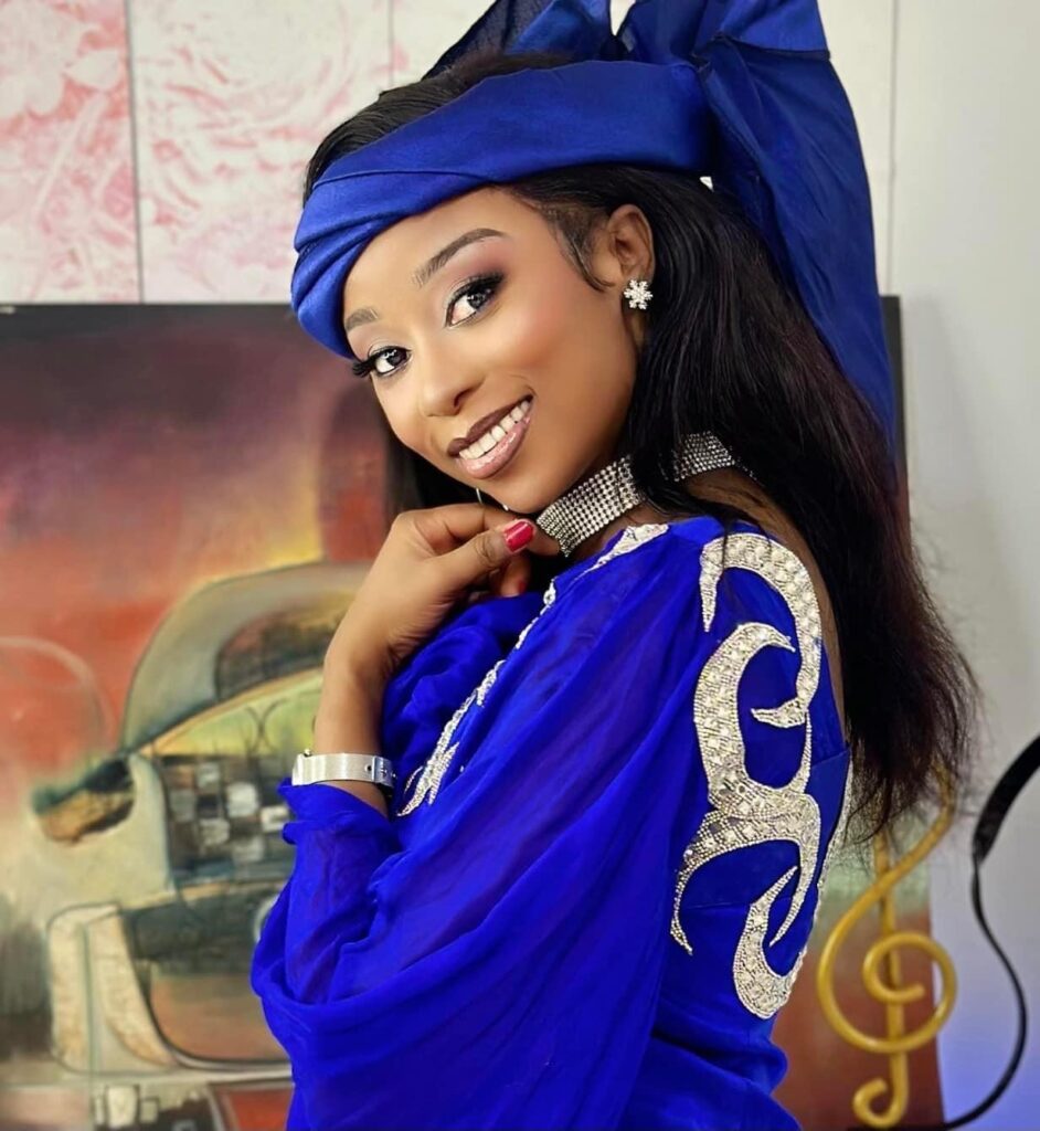Admirez l’Élégance Éclatante d’Adiouza en Tenue Traditionnelle !