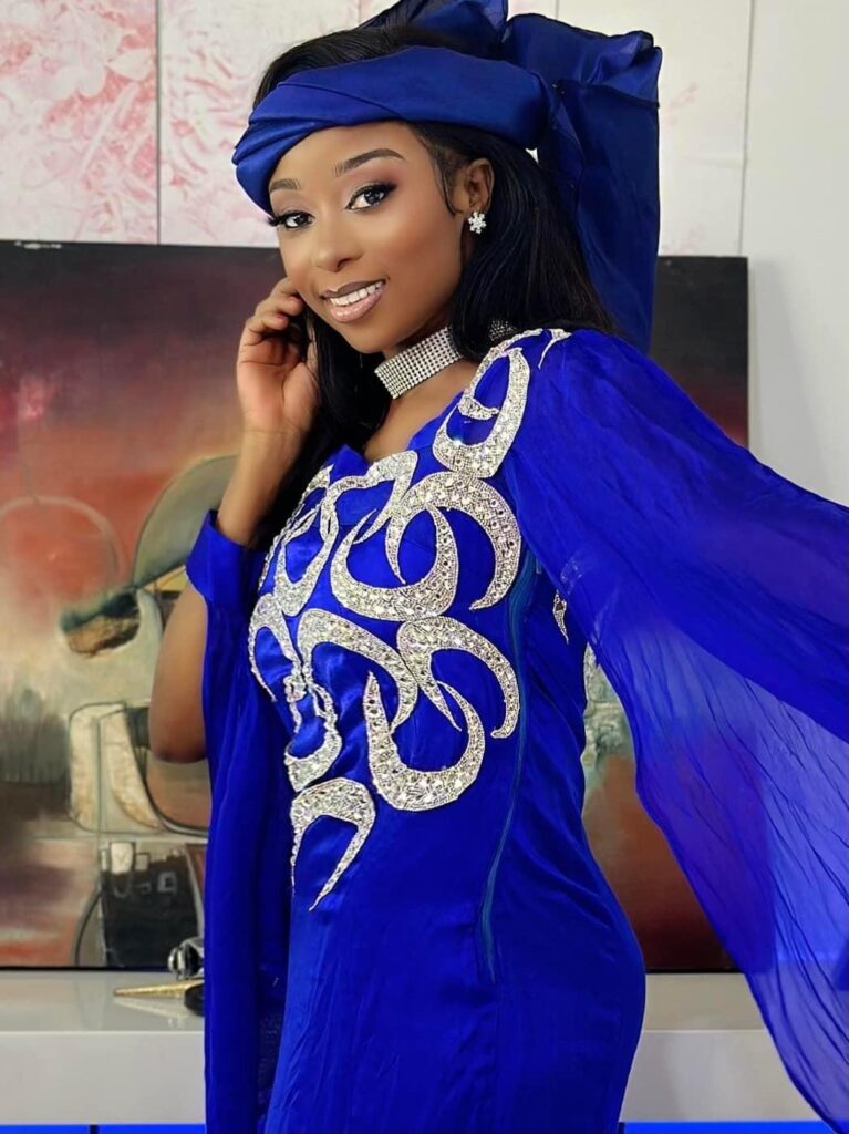 Admirez l’Élégance Éclatante d’Adiouza en Tenue Traditionnelle !