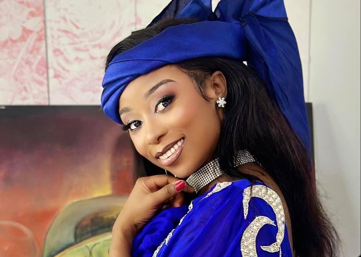 Admirez l’Élégance Éclatante d’Adiouza en Tenue Traditionnelle !