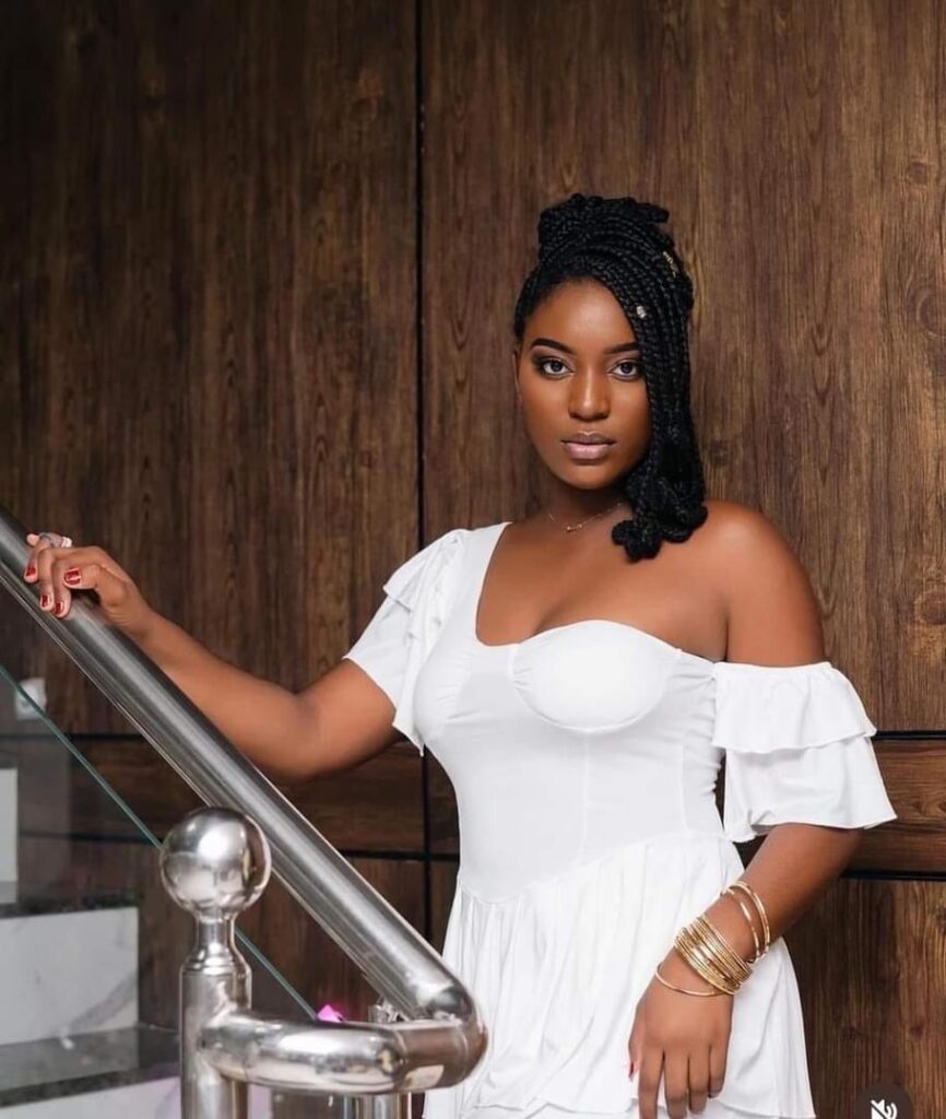 Bana de "Décheances" charme en robe blanche sur les réseaux