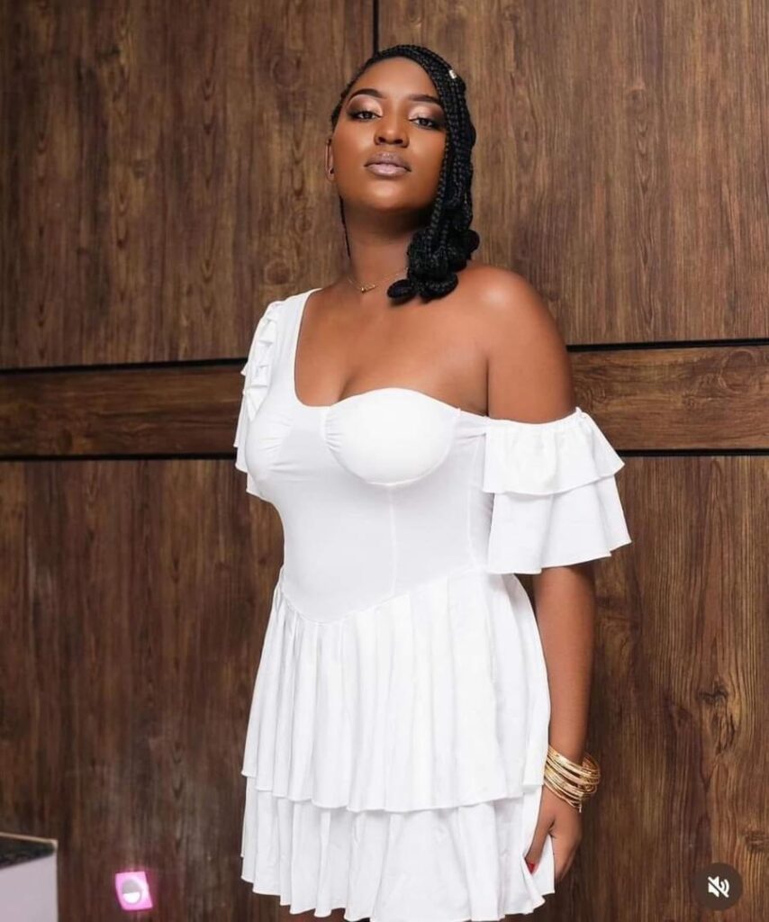 Bana de "Décheances" charme en robe blanche sur les réseaux