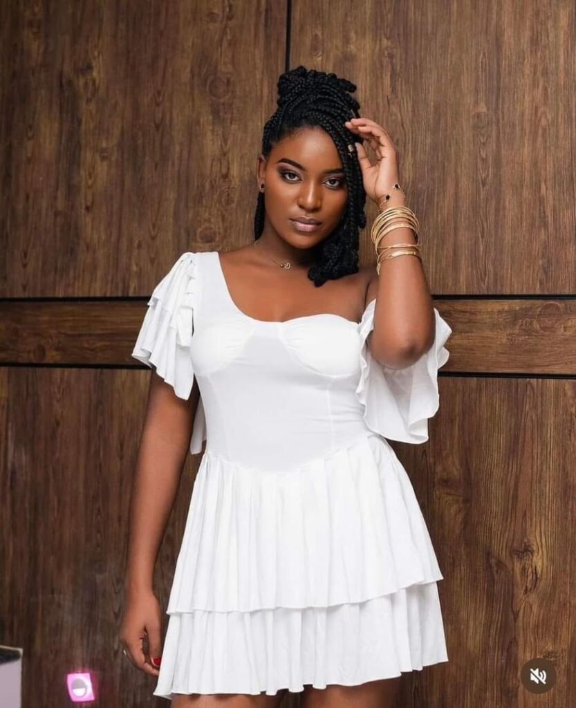 Bana de "Décheances" charme en robe blanche sur les réseaux
