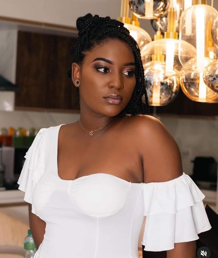 Bana de « Décheances » charme en robe blanche sur les réseaux