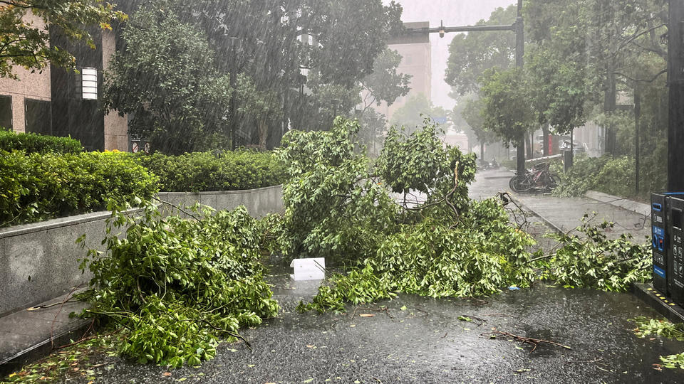 Chine : Shanghai paralysée par le passage du typhon Bebinca