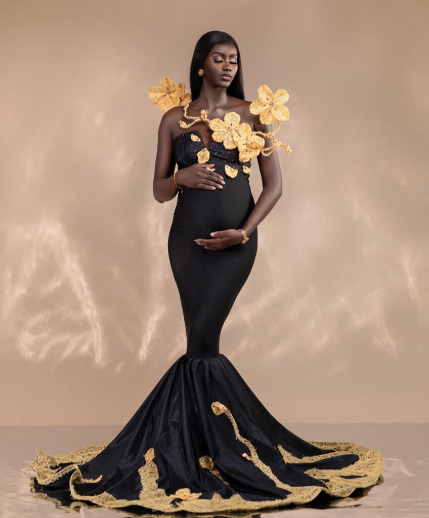 La chanteuse Leyna affiche fièrement son baby bump lors d