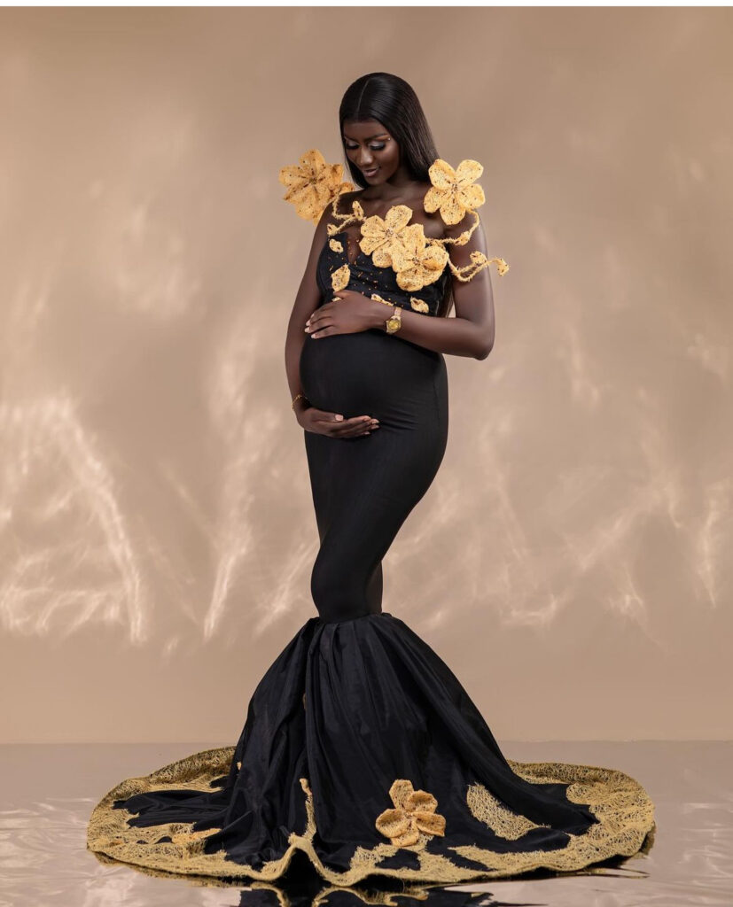 La chanteuse Leyna affiche fièrement son baby bump lors d
