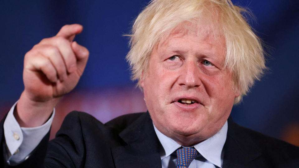 Royaume-Uni : Boris Johnson critique durement Emmanuel Macron dans ses mémoires