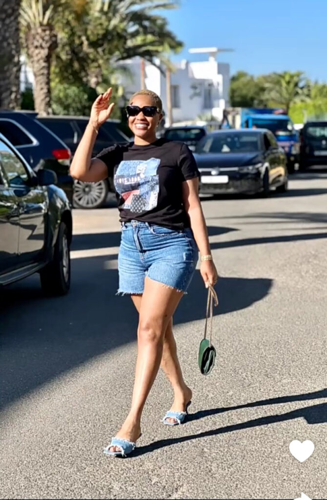 Un Look Estival Captivant de Clara Gaye en Photos: Découvrez le Style Effortless de la Productrice