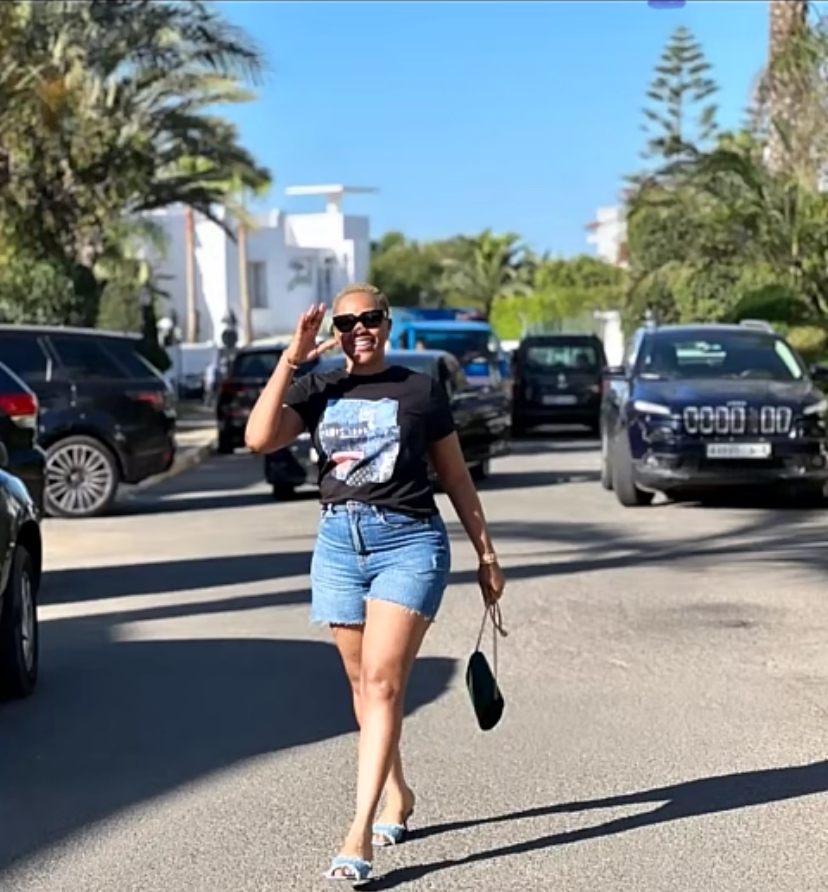 Un Look Estival Captivant de Clara Gaye en Photos: Découvrez le Style Effortless de la Productrice