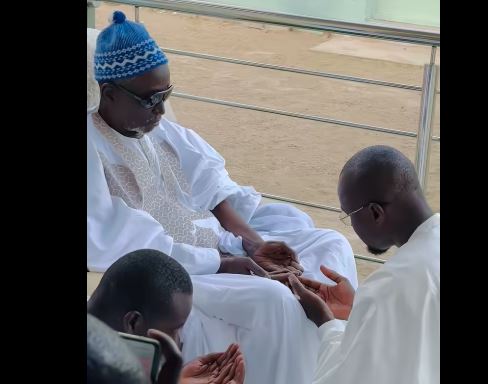 Inédit à Touba: Serigne Cheikh Saliou demande à Ousmane Sonko de prier pour lui (vidéo)