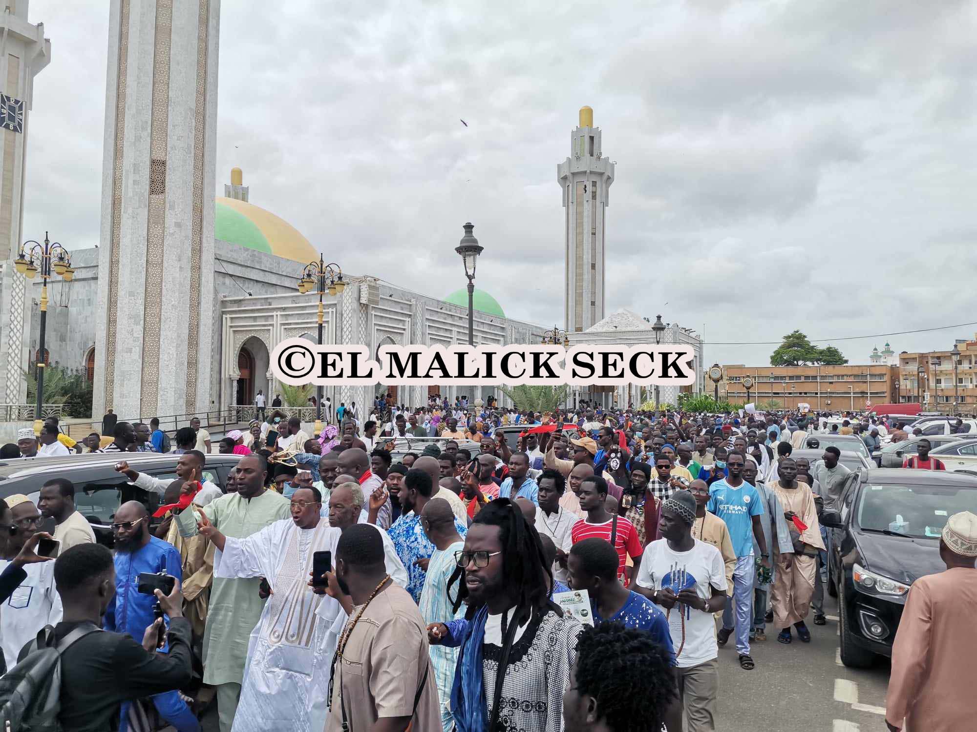 Massalikul Jinan – Sit-in de S. Modou Mbacké Bara Doli et Cie : « Dieuredieuf Serigne Touba », « Limogez Cheikh Omar Diagne »