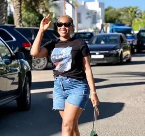 Sourire éclatant, en mode short: Clara met en valeur ses jolies jambes (photos)