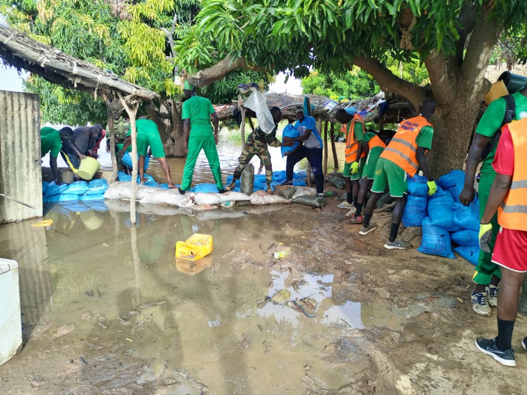 Podor : Les militaires et la population unis pour construire une digue de protection provisoire à Ngawlé (Photos)