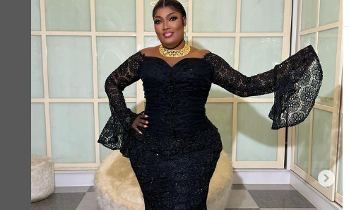 Bijou Ngoné éblouissante dans une tenue noire élégante