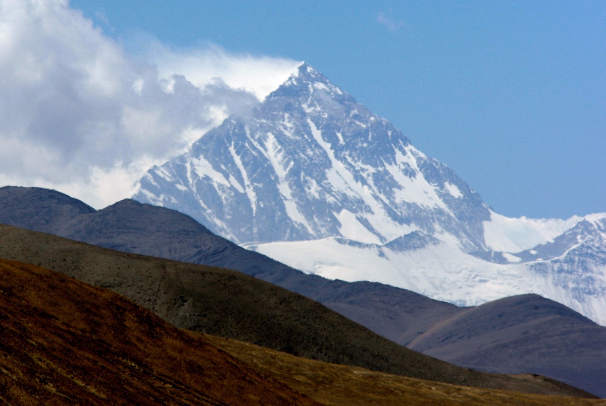 L'Everest: Le Plus Haut Sommet du Monde en Croissance Continue