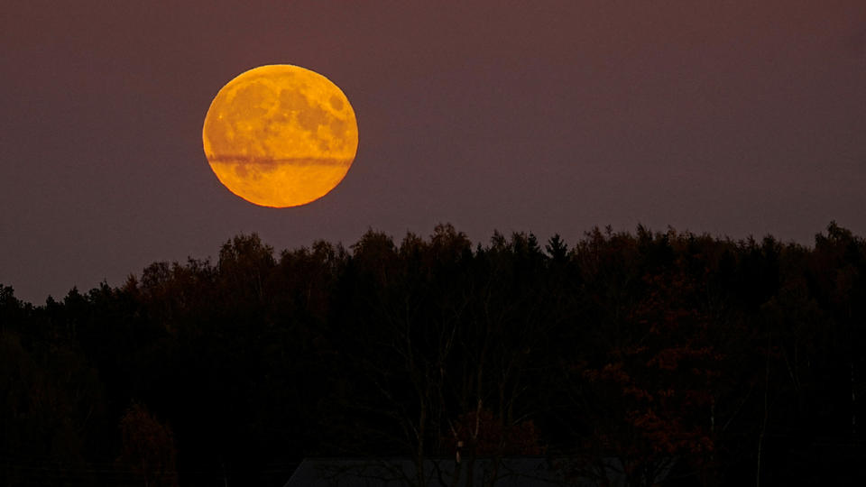 Lettonie et Australie : Images Spectaculaires de la Pleine Lune du Chasseur