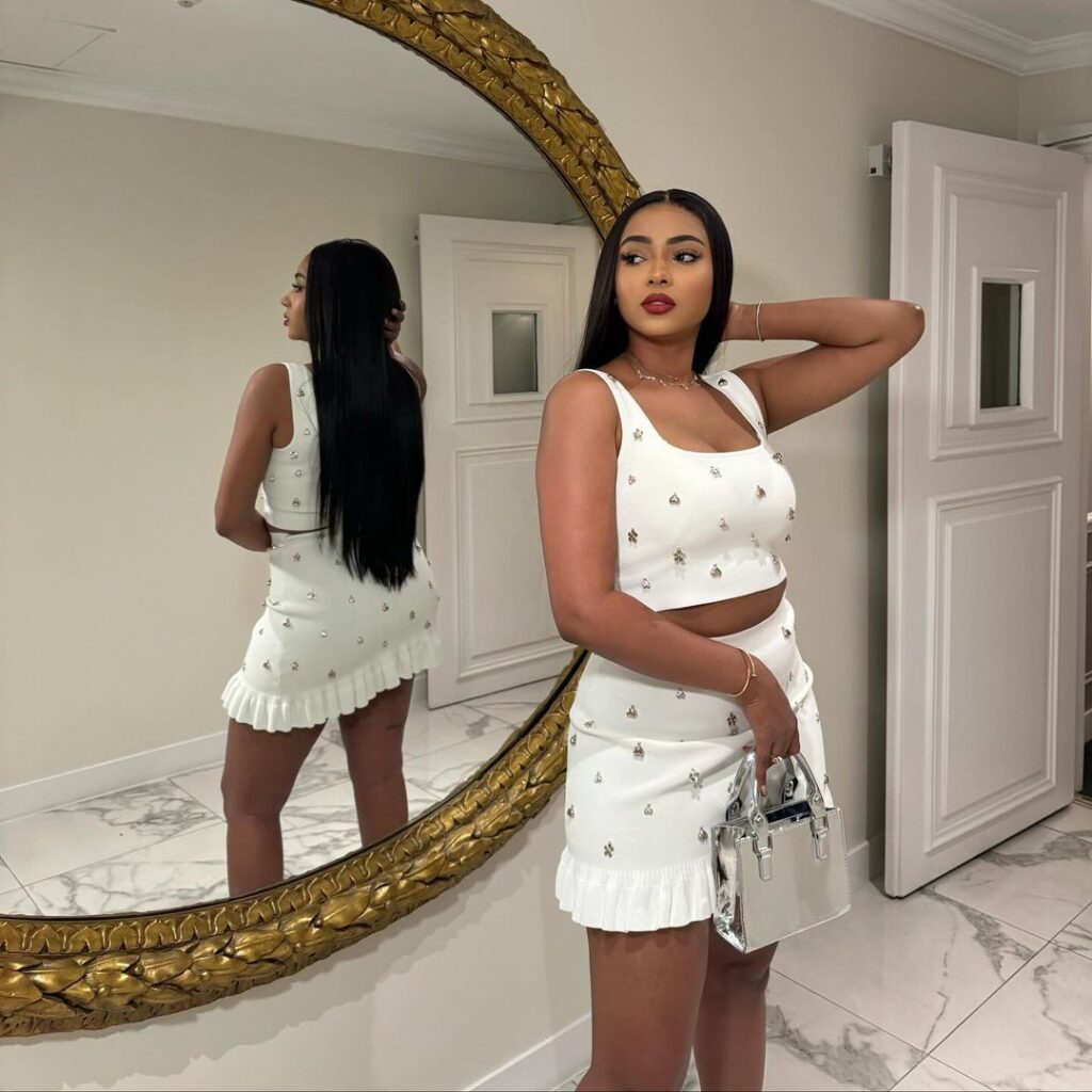 Racky Aidara éblouit en ligne avec un style audacieux