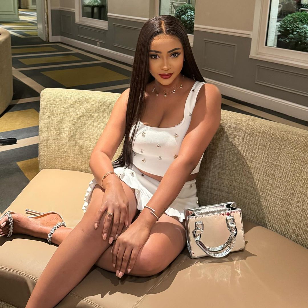 Racky Aidara éblouit en ligne avec un style audacieux