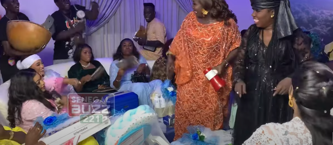 Baptême d’Aziz Ndiaye Junior : Aicha Rassoul a généreusement mis la main à la poche… (vidéo)