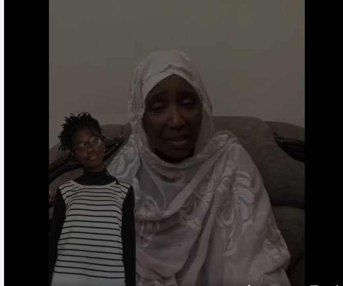 La chanteuse ivoirienne Aïcha Koné pleure Alexandra (vidéo)