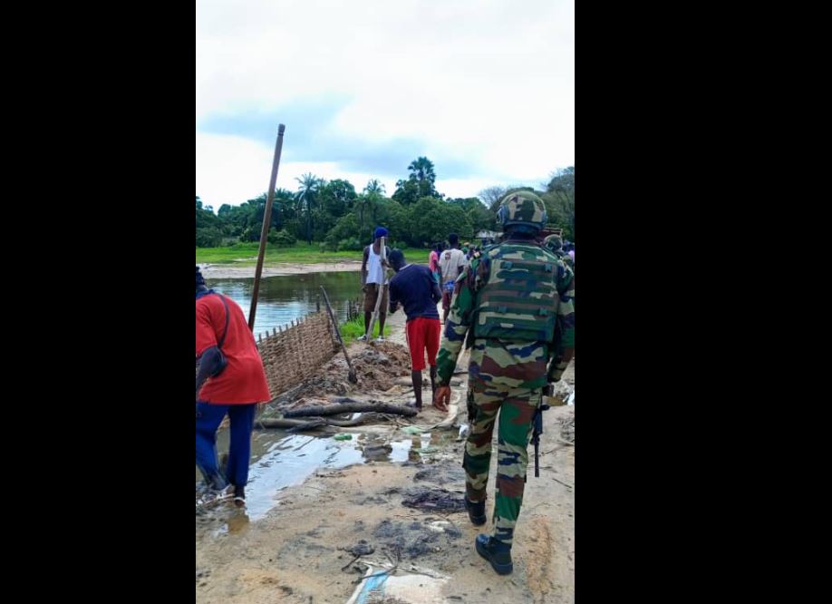 Réhabilitation du pont entre Youtou et Effock : L’effort solidaire des éléments de la Zone militaire N°5 et des habitants (Photos)