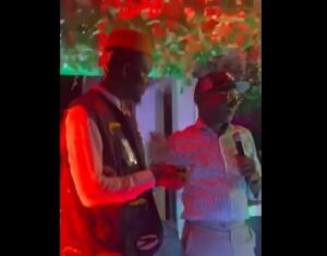 (Vidéo) Sénégal: Le ministre de l’Agriculture, Mabouba Diagne débarque à la soirée de Daara J Family et fait…