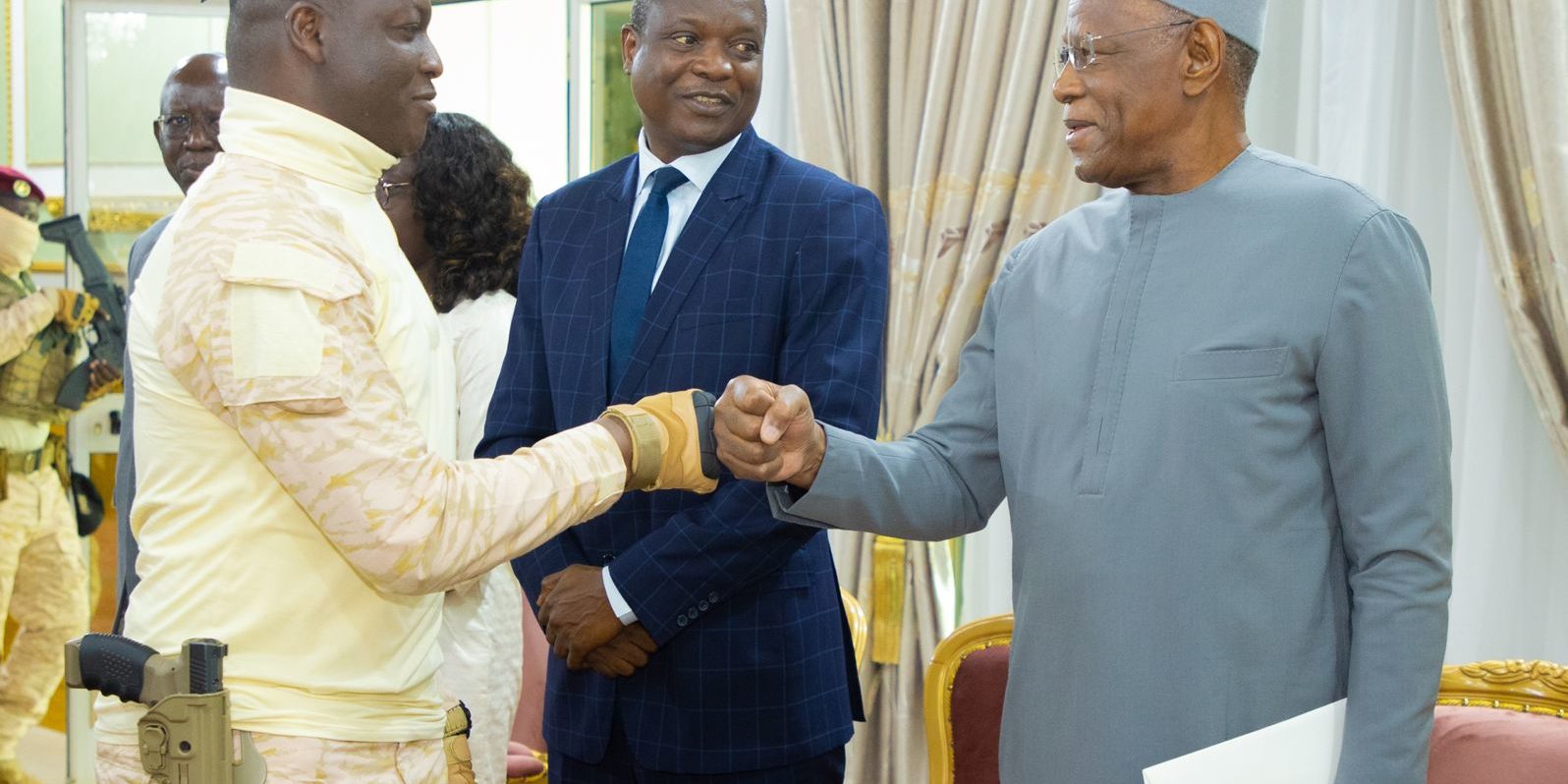 Burkina Faso : L’envoyé spécial du Président de la République, Abdoulaye BATHILY, reçu par le Capitaine Ibrahim TRAORE (photos)