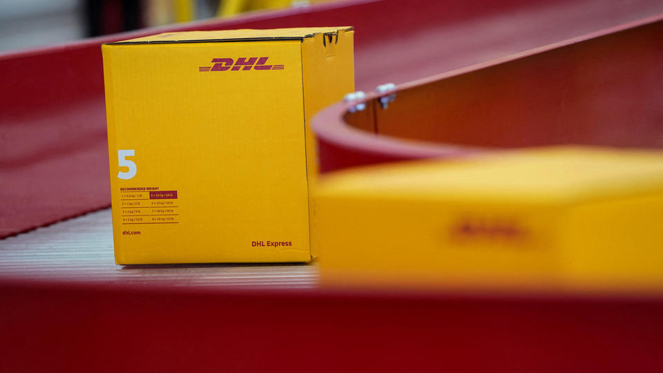 Allemagne et Pologne : Arrestations après des colis DHL piégés, la Russie dans le viseur