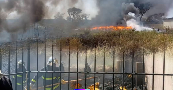 Incendie dans une usine de recyclage à Notto : les habitants s’organisent…