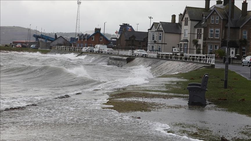 Royaume-Uni : Alerte maximale alors que la tempête Bert s’abat avec vents et neige