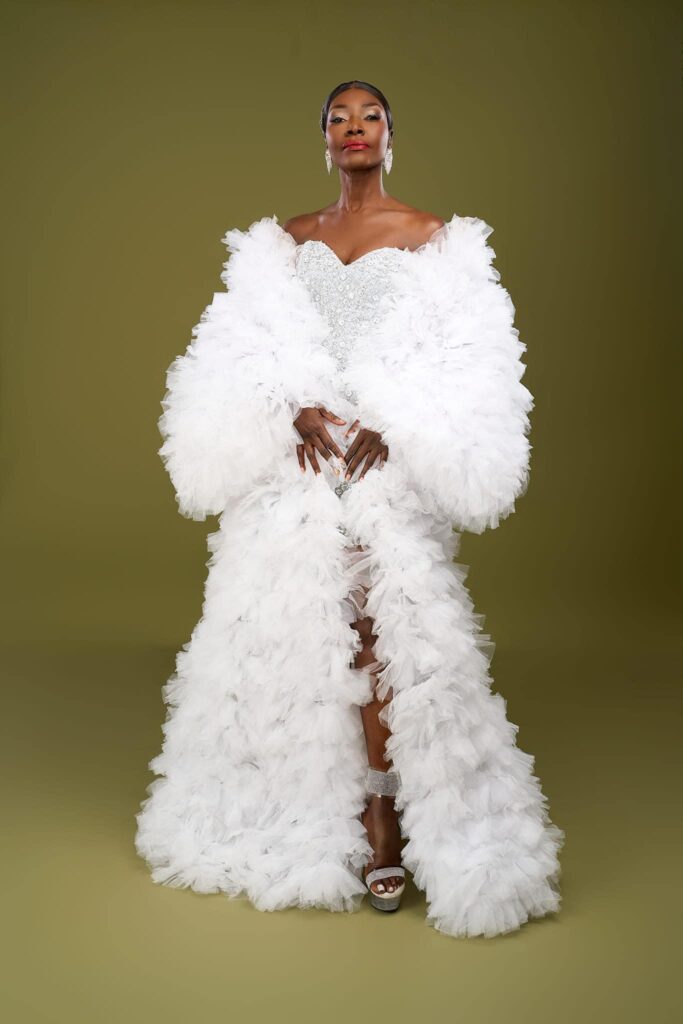 Splendide : Coumba Gawlo en tenue céleste illumine le web
