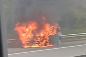 Autoroute à péage : Un véhicule en flammes…